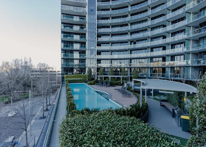 Central Located 2-Bed With Pool, Gym & Parking