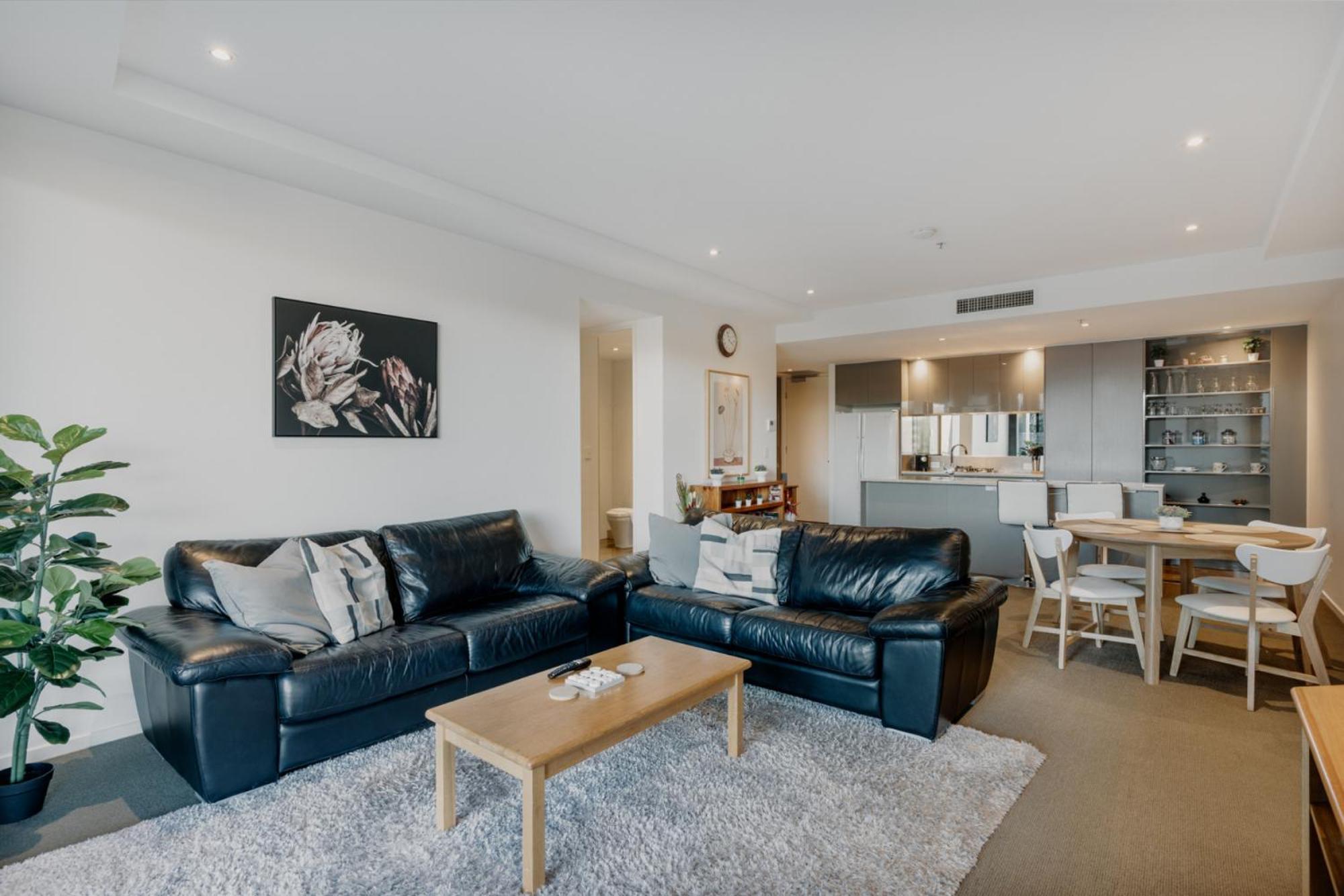 Located 2-bed With Pool, Gym & Parking * Canberra
