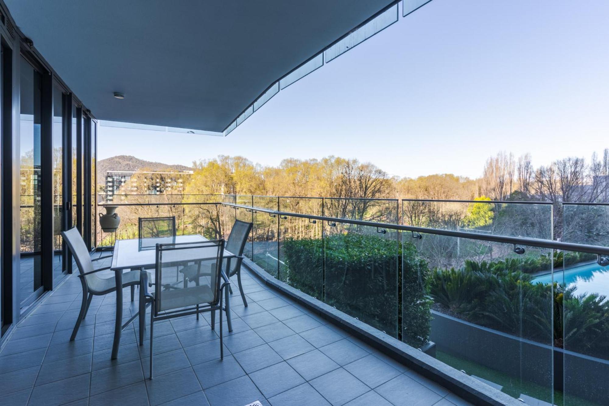 Located 2-bed With Pool, Gym & Parking * Canberra