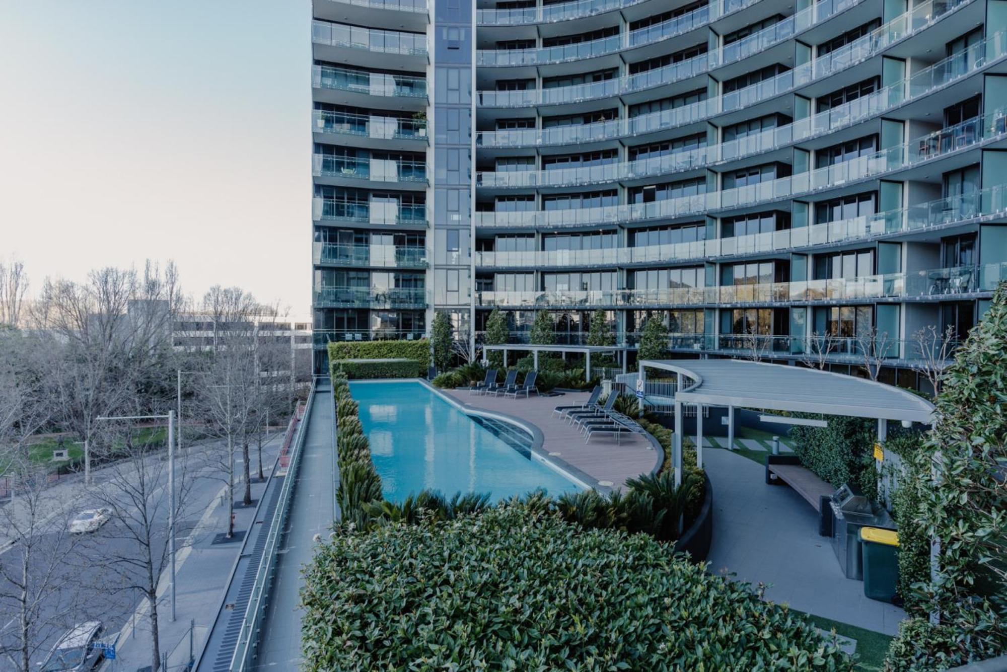 Located 2-bed With Pool, Gym & Parking *