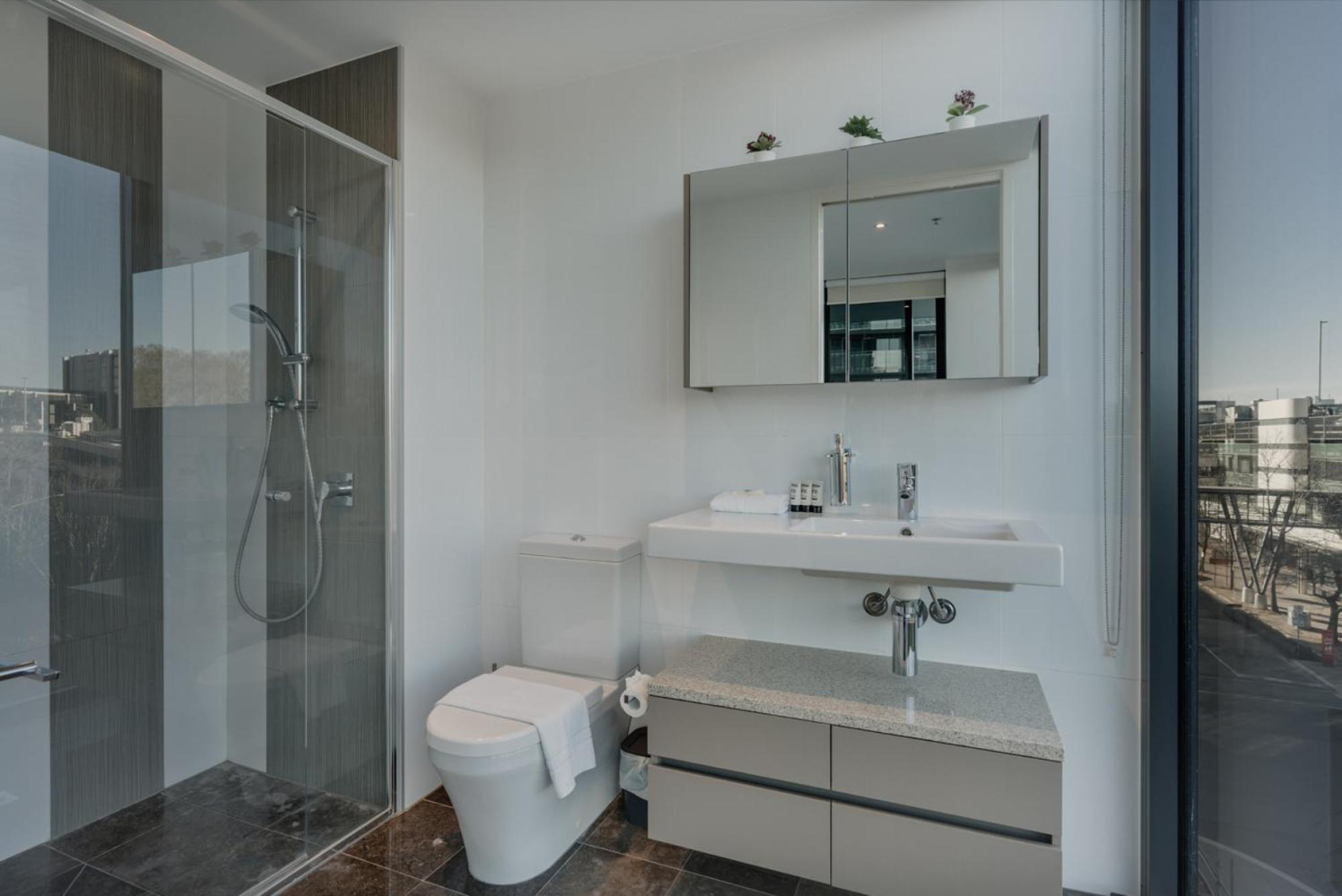 Located 2-bed With Pool, Gym & Parking * Canberra