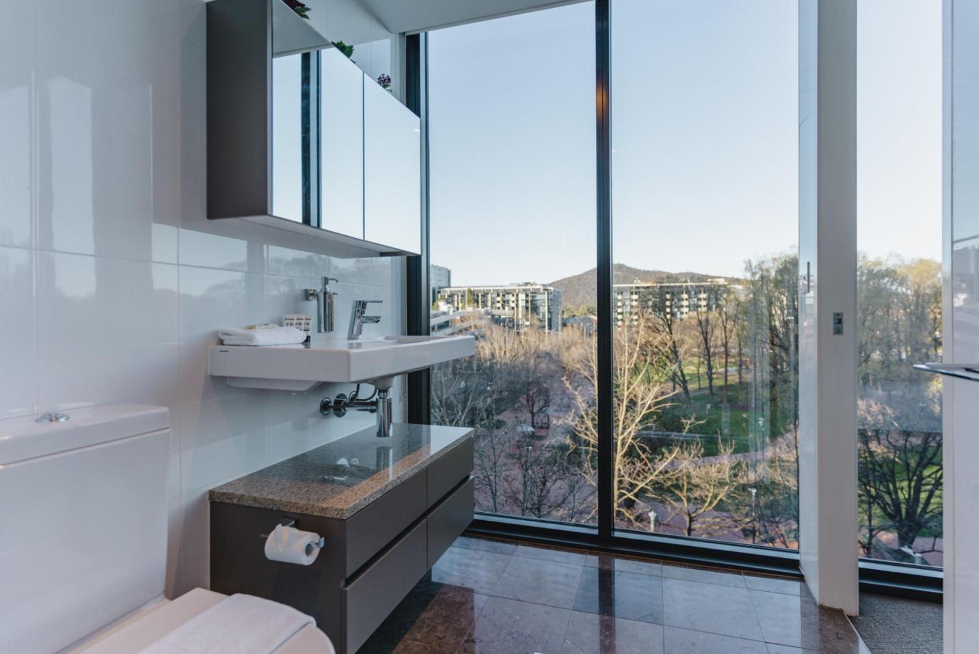 Located 2-bed With Pool, Gym & Parking Apartment Canberra
